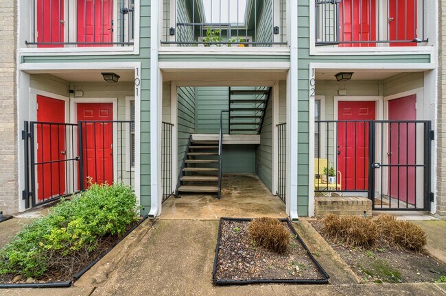 Building Photo - 2104 Cullen Ave