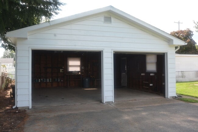 Building Photo - 116 E Cochran St