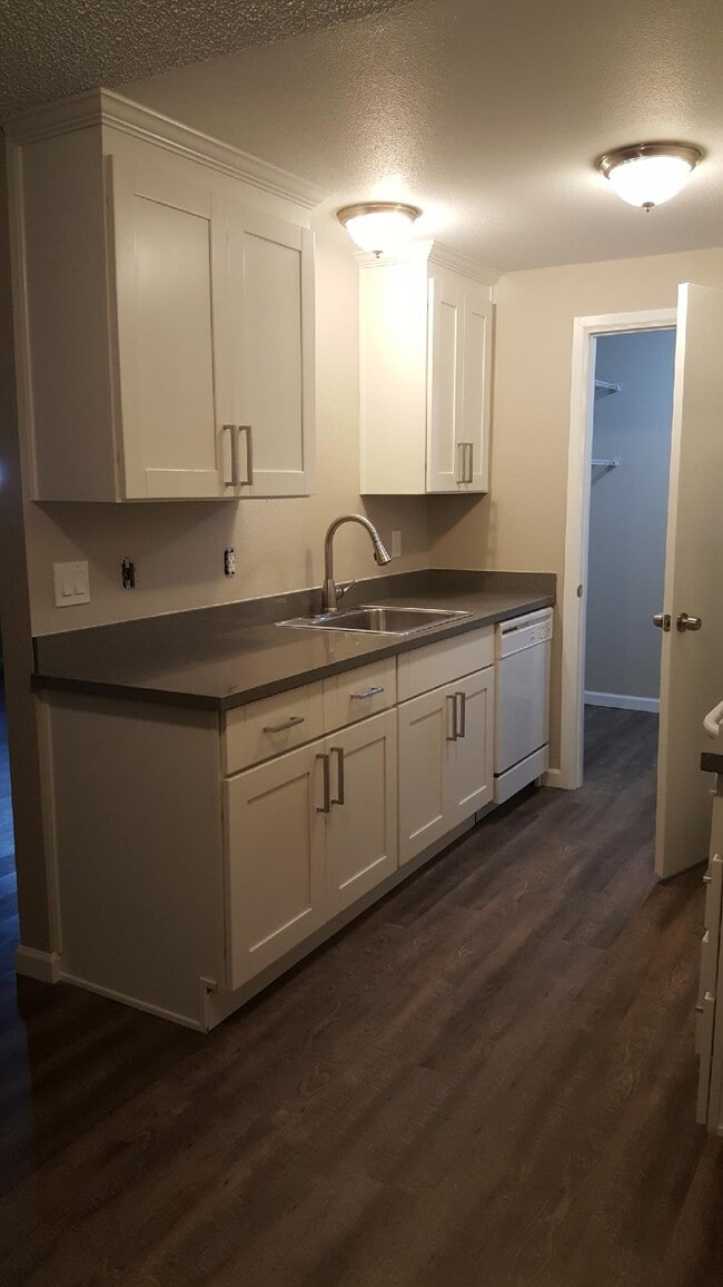 Building Photo - Cedarcrest Apart - 3