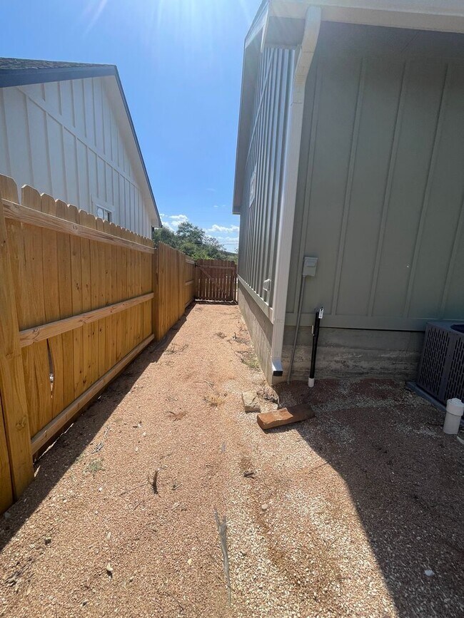 Building Photo - NEW ON MARKET