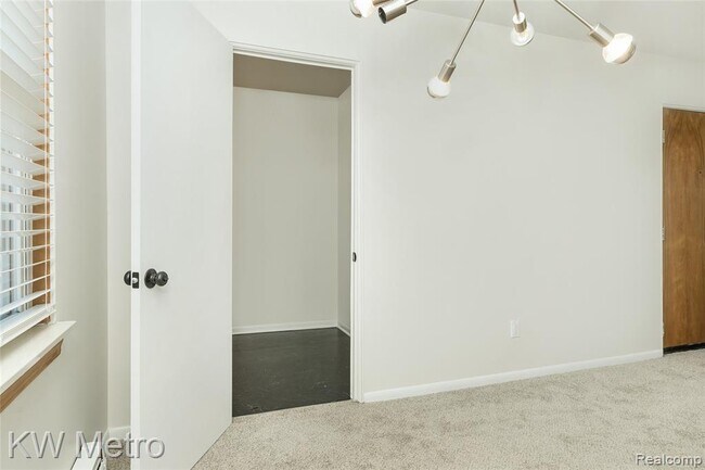 Building Photo - 3220 Shenandoah Dr