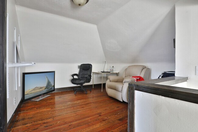 Building Photo - GREAT OSU SOUTH CAMPUS LOCATION - Ridiculously Nice back deck and off-street parking for everyone