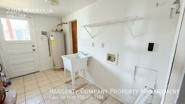 Building Photo - 2209 Magnolia-
