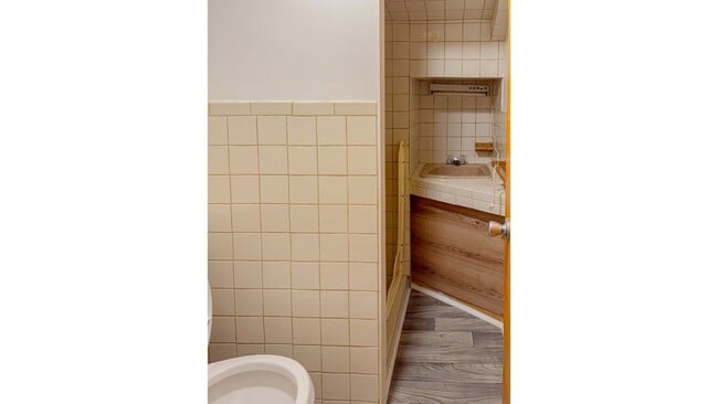 Building Photo - 3bed/3bath Renovated Townhome with Garage (Heat Included)