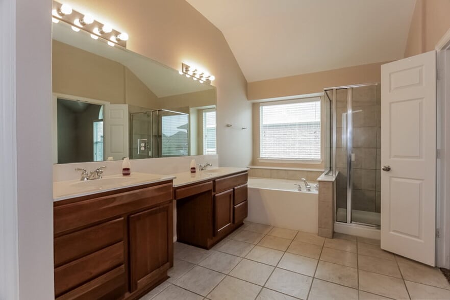 Building Photo - 1141 Lakeside Dr