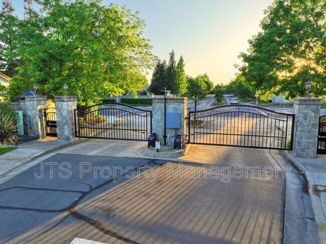 Building Photo - 2040 San Esteban Cir