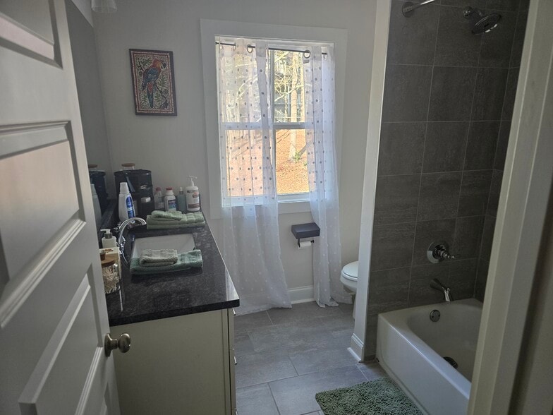 Building Photo - 5209 Skyline Dr