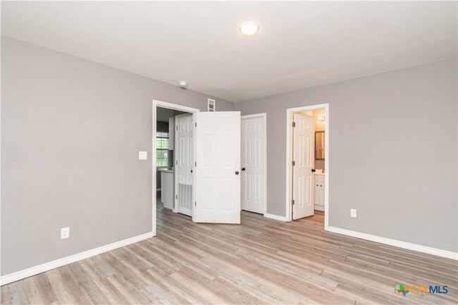 Building Photo - 501 Root Ave