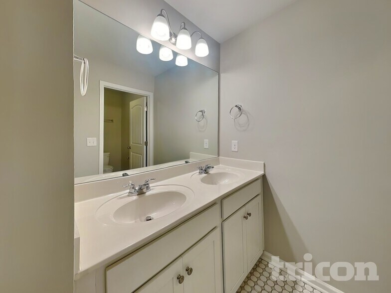 Building Photo - 832 Foxdale Dr