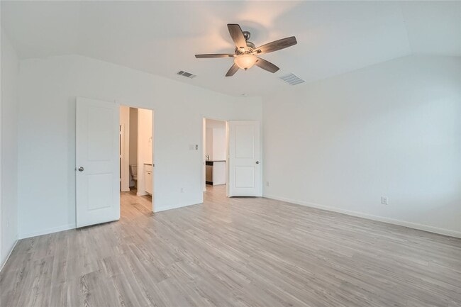Building Photo - 3 bedrooms with 3.5 bathrooms! BONUS ROOM ...