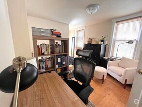 Building Photo - Beautiful bi-level apartment located at 84...