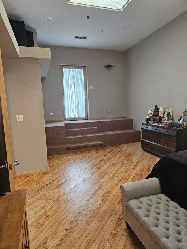Building Photo - 537 Custer Ave