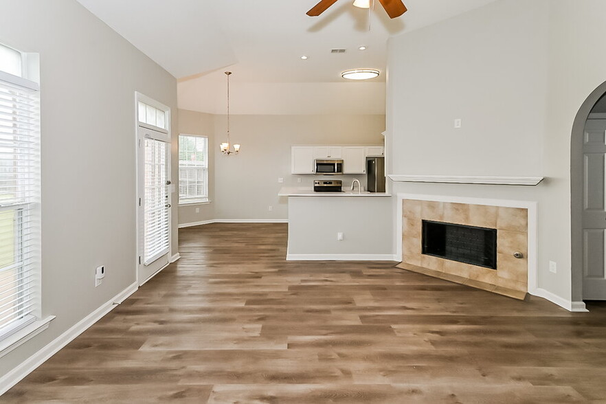 Building Photo - 7077 Queens Crown Ct