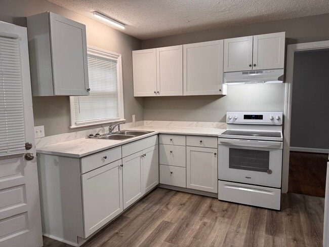Building Photo - 3 bedroom 1 bath home, located in the Greystone area!