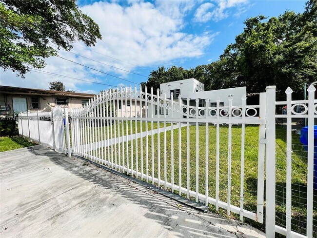 Building Photo - 1278 NW 44th St