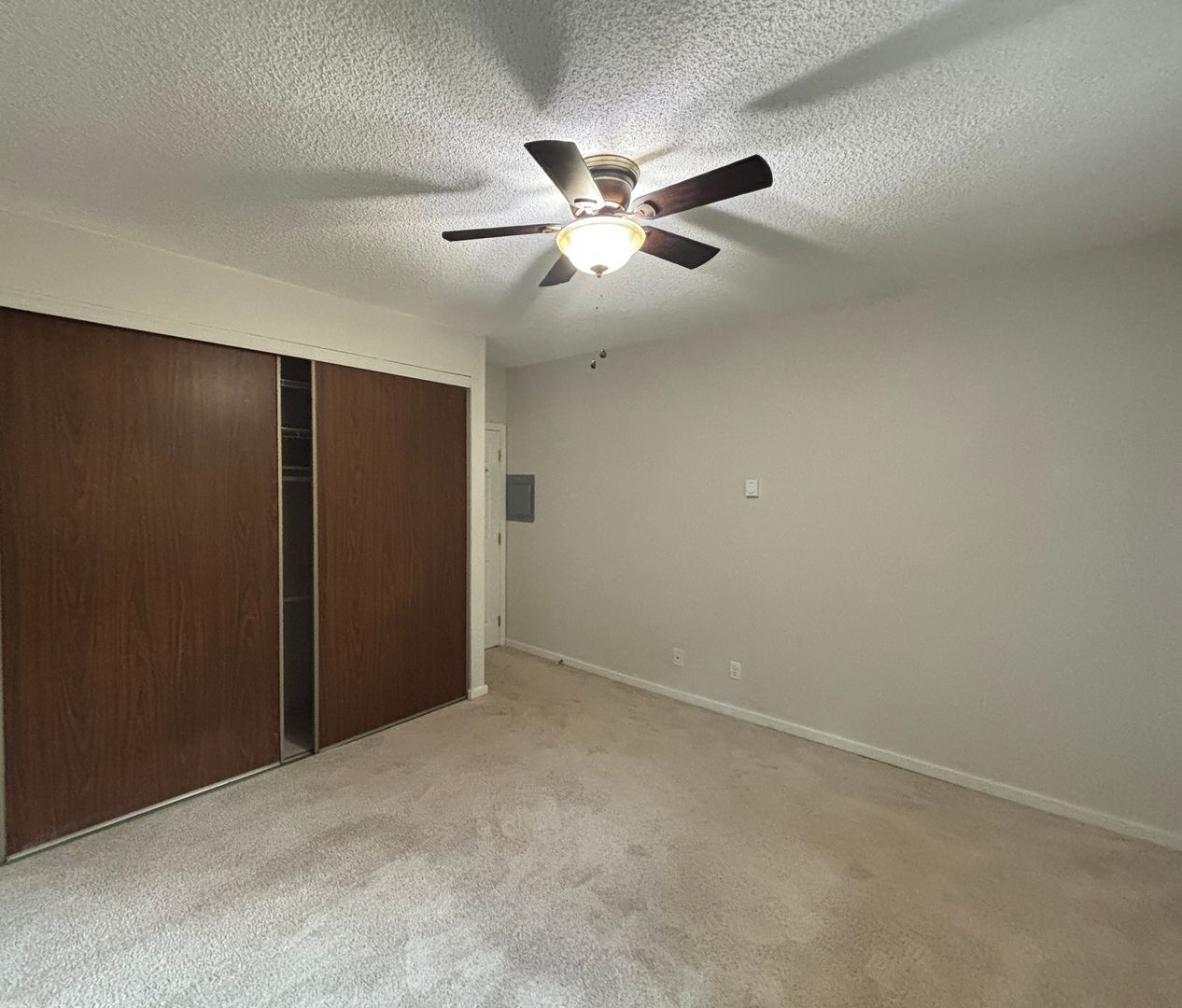 Building Photo - Beautiful updated Condo in Bellevue! (phot...