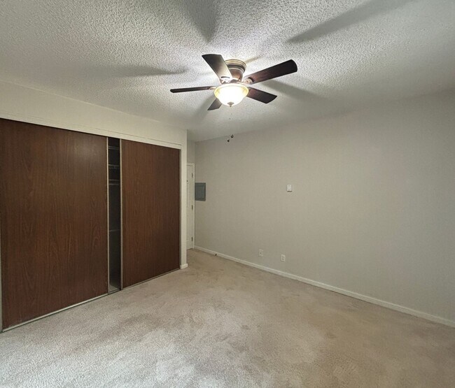 Building Photo - Beautiful updated Condo in Bellevue! (phot...