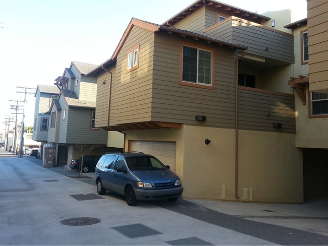 Building Photo - 1056 Pearl St