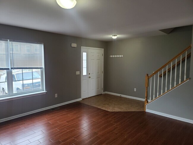 Building Photo - 3 Bed 2.5 Bath Townhome Ready for You in W...