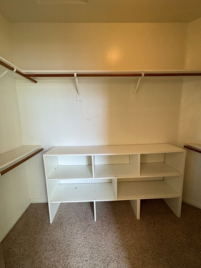 Building Photo - Spacious Stockdale Ranch Home!