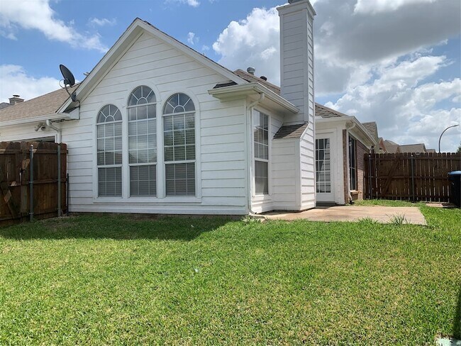 Building Photo - 4725 Park Bend Dr