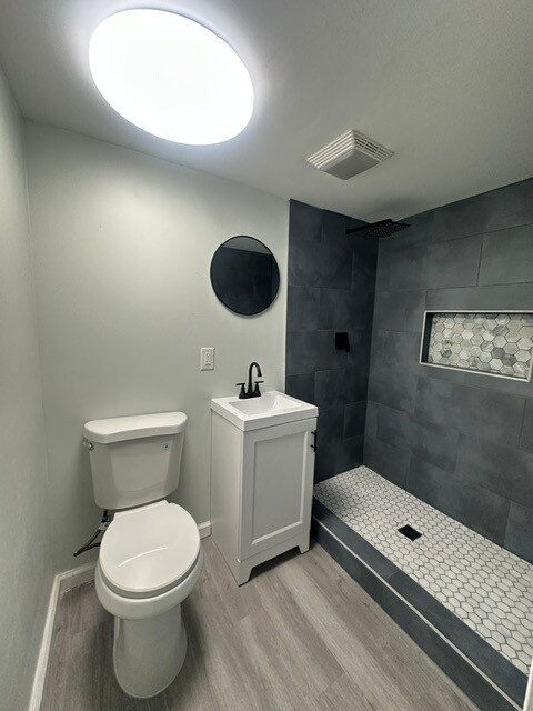Building Photo - Beautifully Renovated 4 Bedroom Home With Modern Finishes