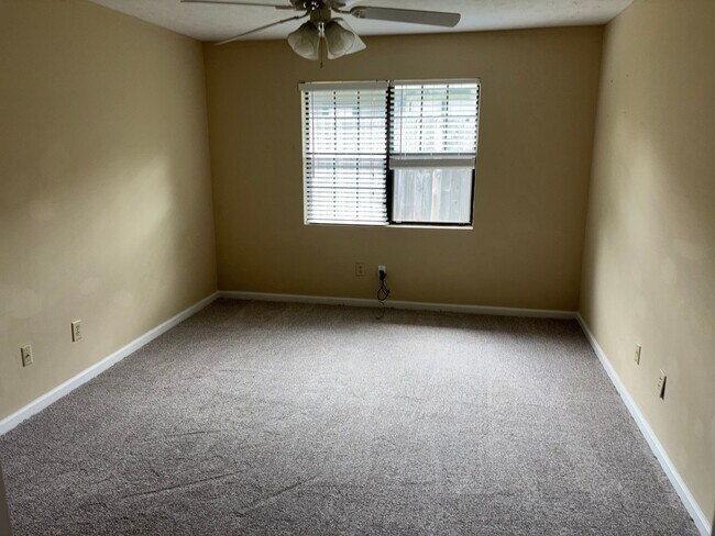 Building Photo - Cedar Chase Duplex Available August!