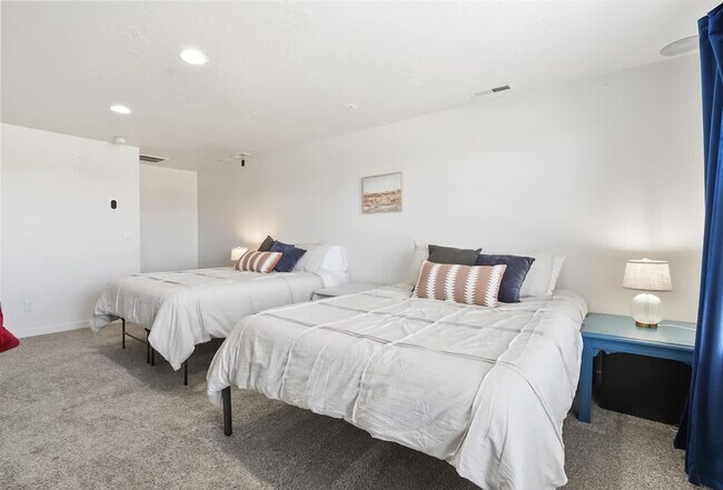 Building Photo - 304 Cliff Swallow Ave