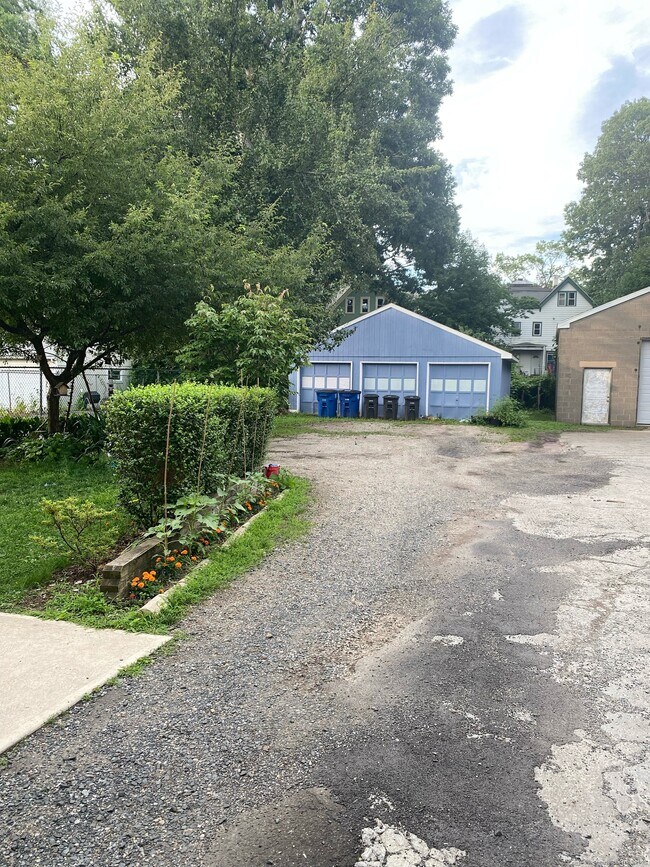 Building Photo - 253 Willow St