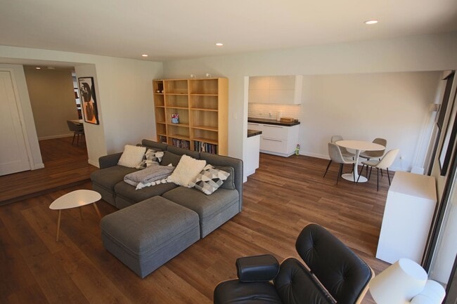 Building Photo - Furnished Recently Renovated Townhome