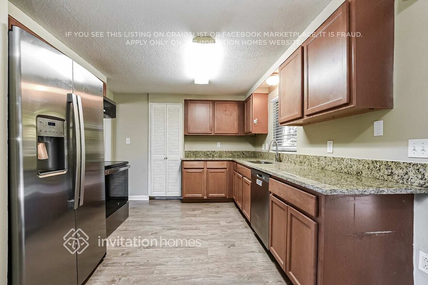 Building Photo - 2231 Camellia Dr