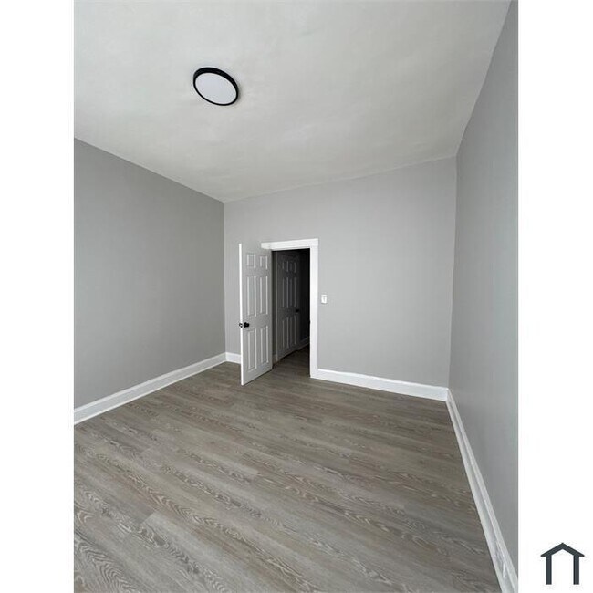 Building Photo - 1 Bedroom Plus Den House