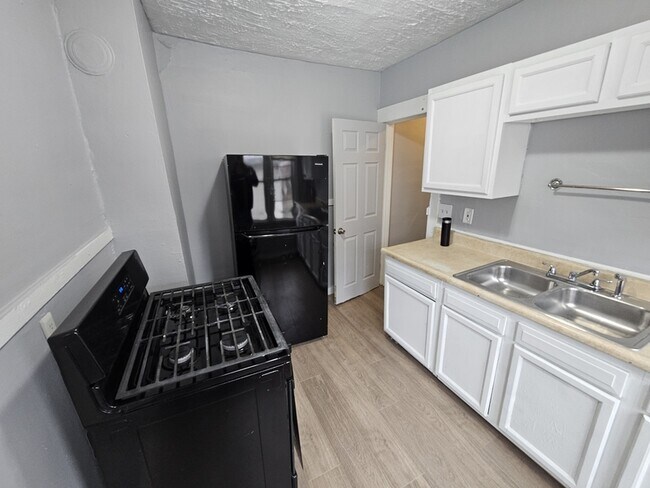 Building Photo - 10602 Earle Ave