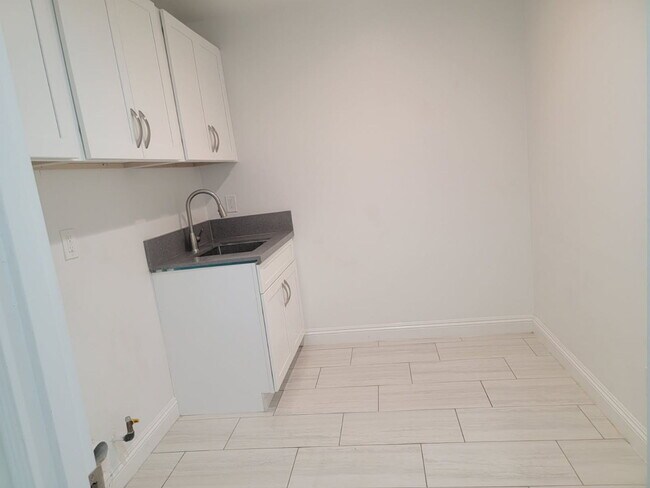 Building Photo - New Gas Range & Refrigerator.  Spacious rooms, private yard and RV parking.  Must see - Won't las...