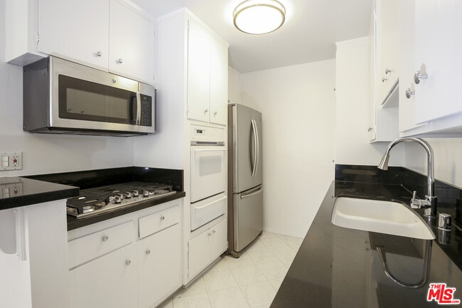 Building Photo - 1608 S Bentley Ave