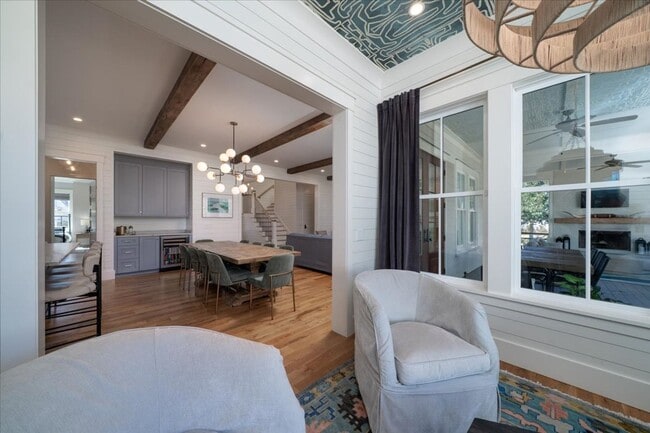 Building Photo - Fully Furnished Home In The Groves