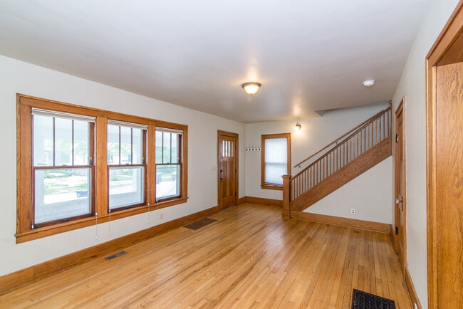 Building Photo - 945 Woodlawn Ave