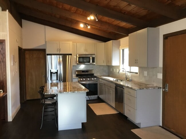 Building Photo - 850 Twin Oaks Dr