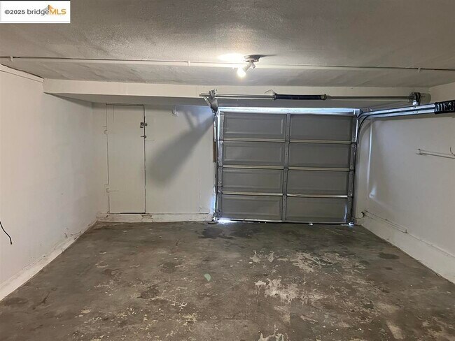 Building Photo - 449 E 9th St