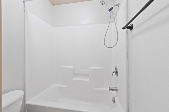 Building Photo - DARLING - 2 Bed 1.5 Bath Townhome in the M...