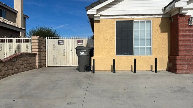 Building Photo - (APPLICATION PENDING) East Lancaster Home