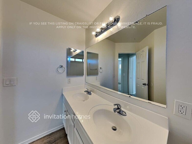 Building Photo - 3274 E Bonanza Rd