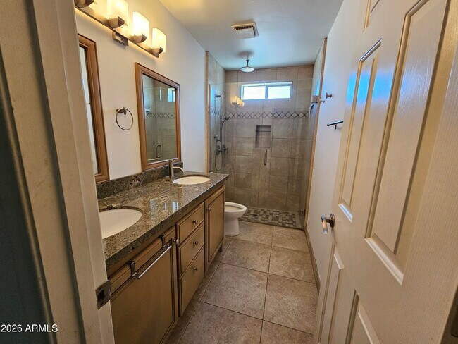 Building Photo - 4929 E Sunnyside Dr