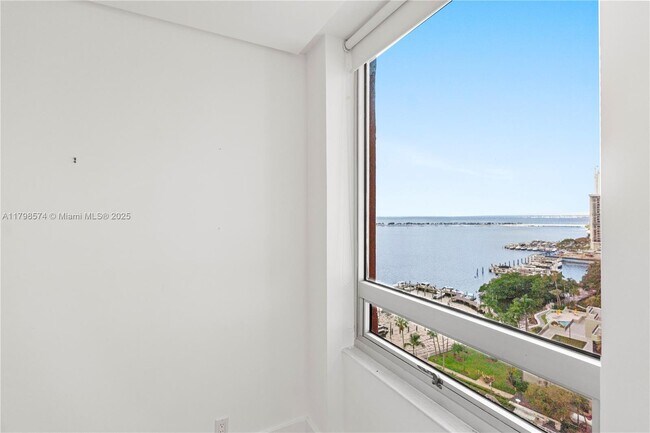 Building Photo - 1541 Brickell Ave