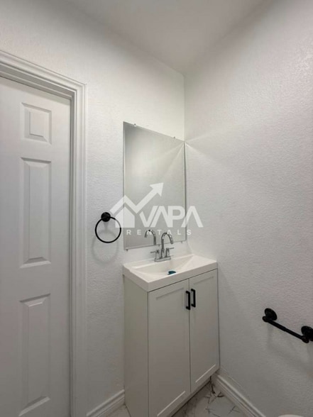 Building Photo - 302 Bonair Dr