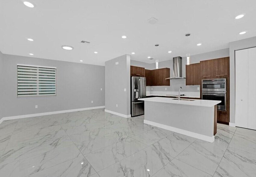Building Photo - 10259 NW 66th St
