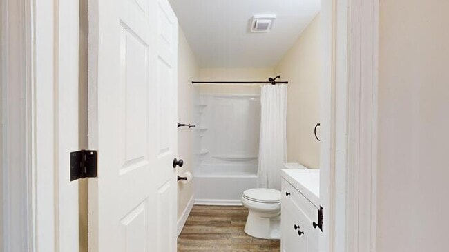 Building Photo - Renovated 4Bd 2.5 Bth Town Home Near Soula...