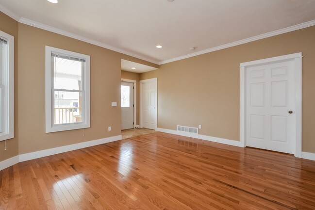 Building Photo - 422 Cadwell Ave NW