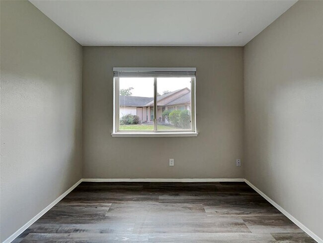 Building Photo - 2822 Canary Ln