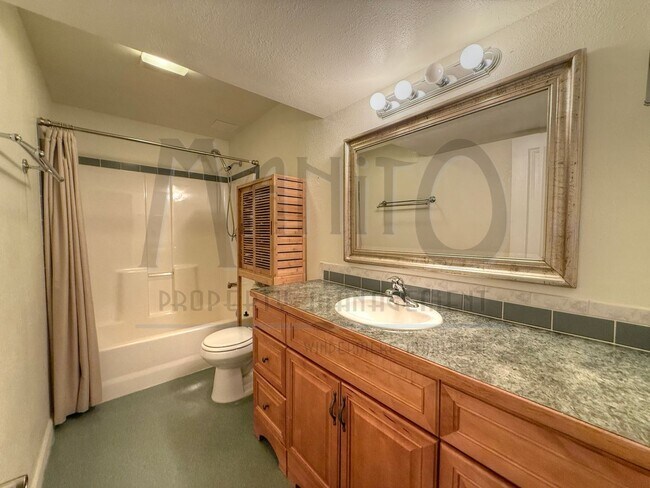 Building Photo - Spacious Eagle Ridge Home